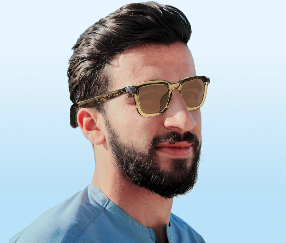 Homme portant les Lunettes Intelligentes COLMI G06