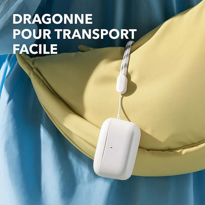 Écouteurs Bluetooth Anker A20i avec dragonne pour transport facile, sur un coussin coloré.