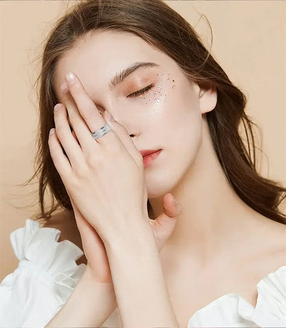 Femme portant la Bague Connectée X1