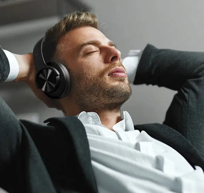 Homme se reposant avec le casque bluetooth Picun B8