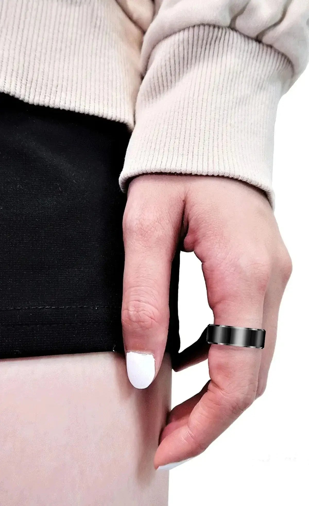 Femme portant la Bague Connectée R6 Pro 2025 