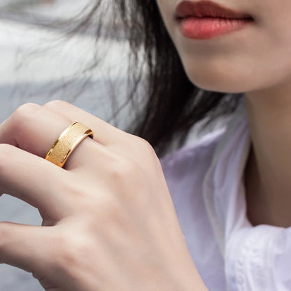Femme portant la Bague Connectée COLMI R10 couleur or
