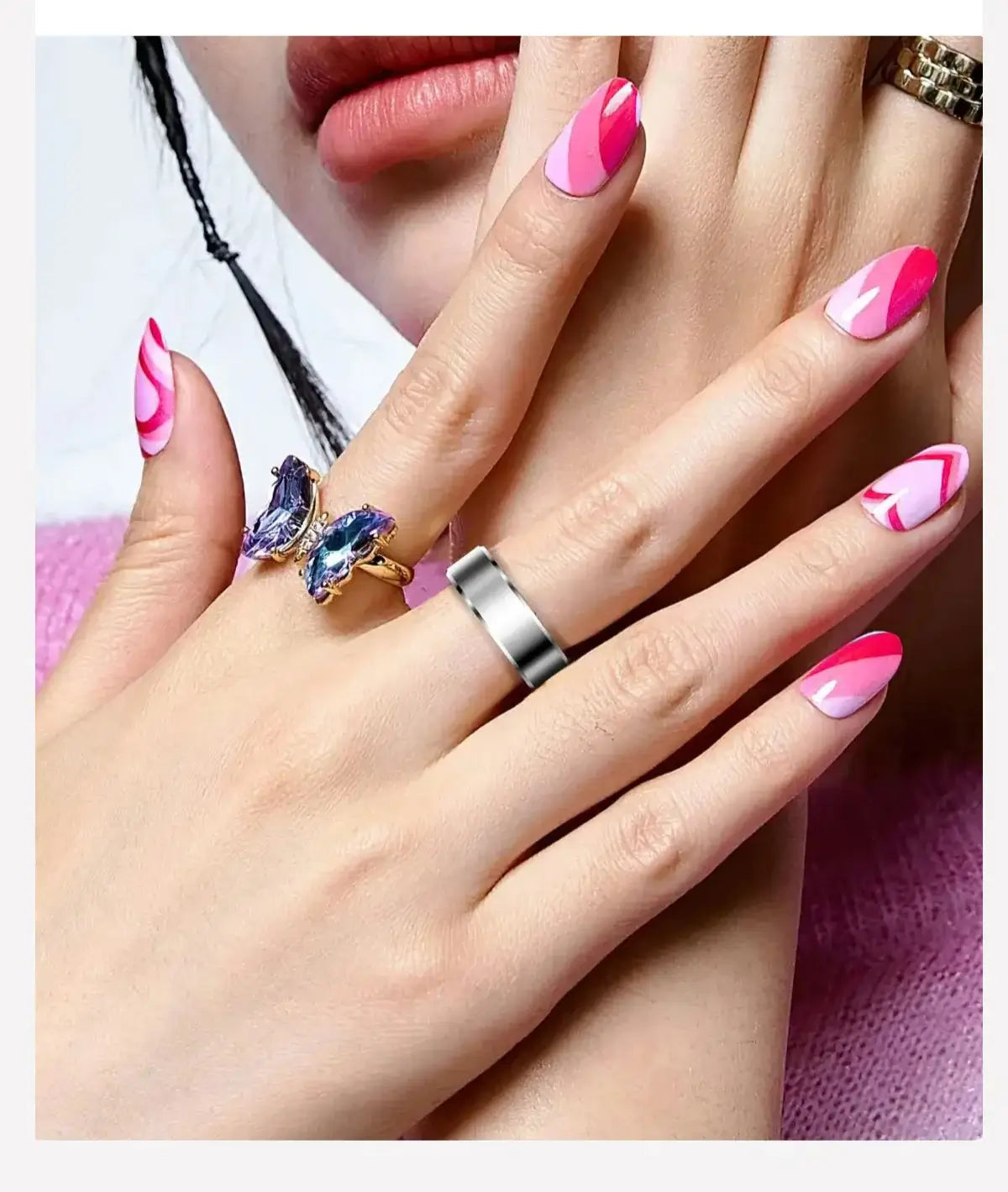 Main de femme portant la Bague Connectée R6 Pro 2025 