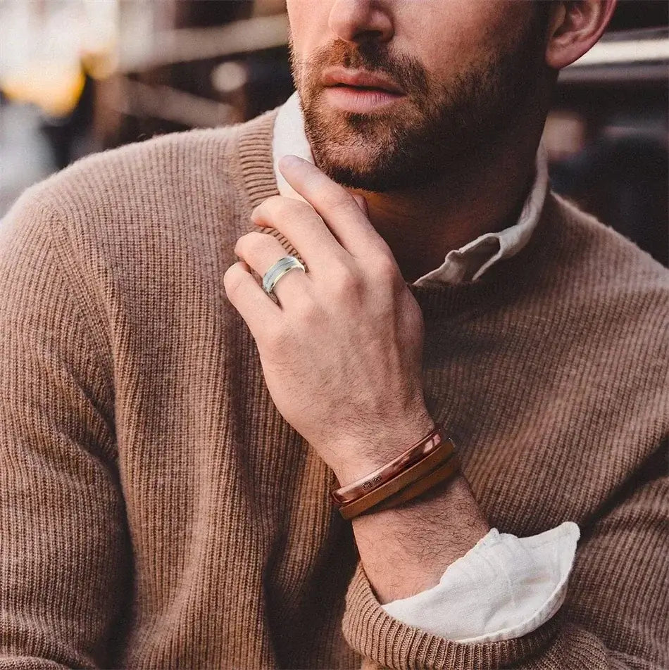 Homme portant la Bague Connectée X1