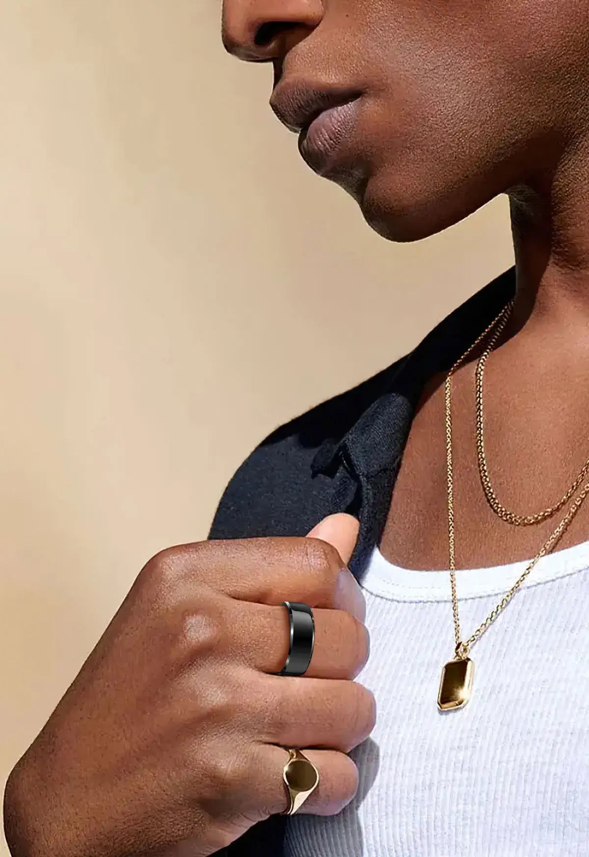 Femme portant la Bague Connectée R6 Pro 2025 